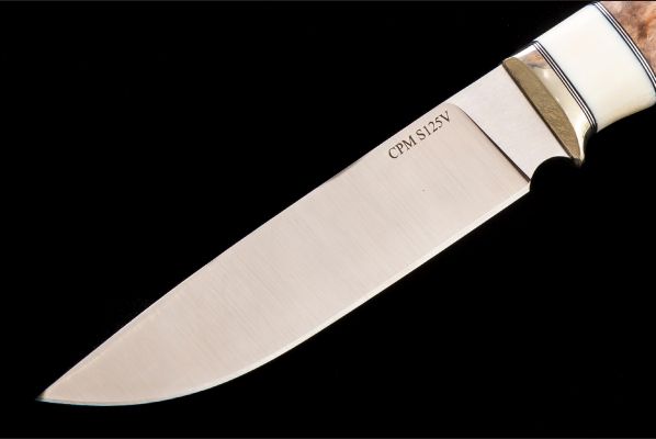 Нож Лиса <span>(CPM S125V, стабилизированная карельская берёза, вставка клык моржа)</span>
