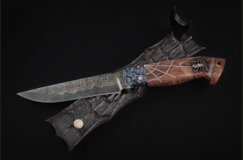 Авторский нож Барс <span>(трехслойный ламинат, мозаичный больстер, стабилизированная карельская береза, резная рукоять, инкрустация, подставка)</span>