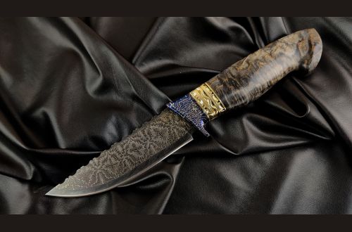 Авторский нож Русский <span>(мозаичный дамаск, мозаичный больстер, вставки латунь, стабилизированная карельская береза, резная рукоять)</span>