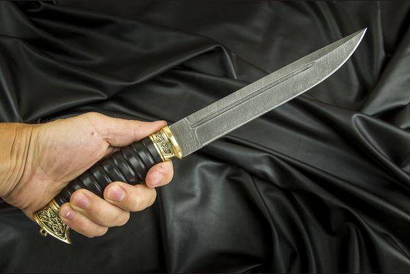 Нож Пластунский <span>(дамаск 1200 слоёв, черный граб, литье латунь, резная рукоять, кожаные ножны)</span>
