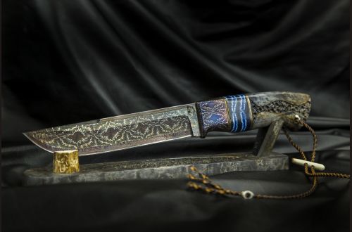 Авторский нож Таёжный <span>(Мозаичный дамаск, мозаичный больстер, вставка стабилизированный зуб мамонта, стабилизированная карельская береза, резная рукоять, мозаичный пин)</span>