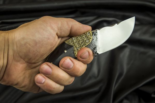 Нож Альхон <span>(х12мф, черный граб, больстер медь, резной клинок)</span>
