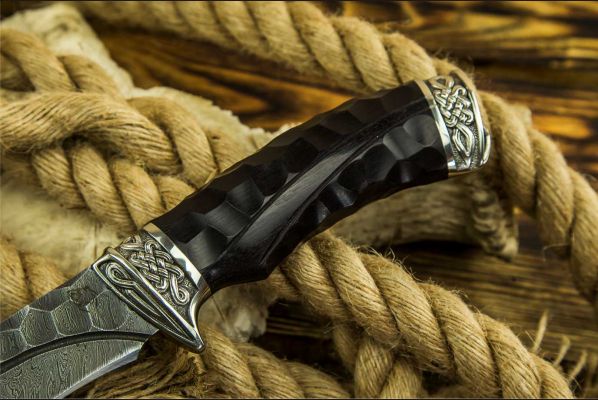 Нож Кайман <span>(дамаск, долы - камень, чёрный граб, литьё мельхиор, резная рукоять)</span> 