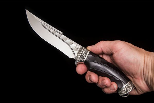 Нож Кайман <span>(Elmax, долы - камень, чёрный граб, литьё мельхиор, резная рукоять)</span>