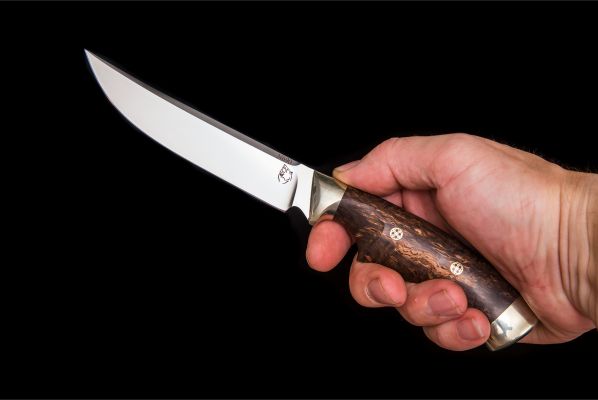 Нож Таймень <span>(N690, стабилизированная карельская берёза, мельхиор, мозаичные пины, выемка под палец)</span>
