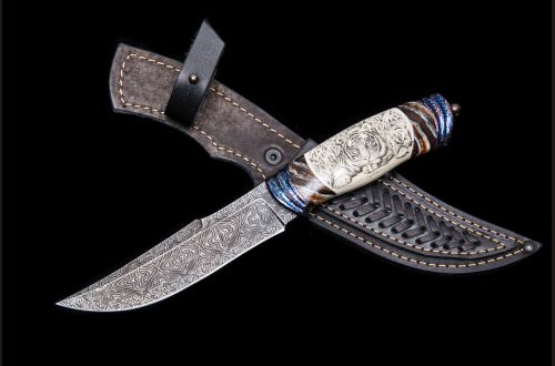 Авторский нож Кайман <span>(Мозаичный дамаск, в режущей кромке 20000 слоёв, клык моржа, вставки стабилизированный зуб мамонта, мозаичный дамаск, художественное оформление - скримшоу)</span>