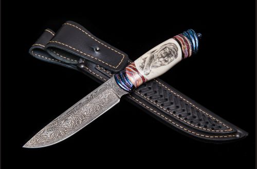 Авторский нож Путник <span>(Мозаичный дамаск, в режущей кромке 20000 слоёв, клык моржа, вставки стабилизированный зуб мамонта, мозаичный дамаск, художественное оформление рукояти - скримшоу)</span>