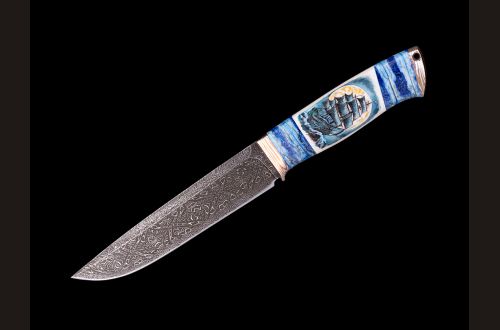 Авторский нож Фрегат<span>(Мозаичный дамаск с никелем, в режущей кромке 20000 слоёв, стабилизированный зуб мамонта, навершие макуме-гане, элфорин художественное оформление рукояти - скримшоу в цвет)</span>