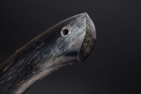 Нож Медведь <span>(S390 обкладки нержавеющий дамаск, гарда макуме-гане, стабилизированная карельская береза, вставка стабилизированный зуб мамонта мозаичный пин под темляк)</span>