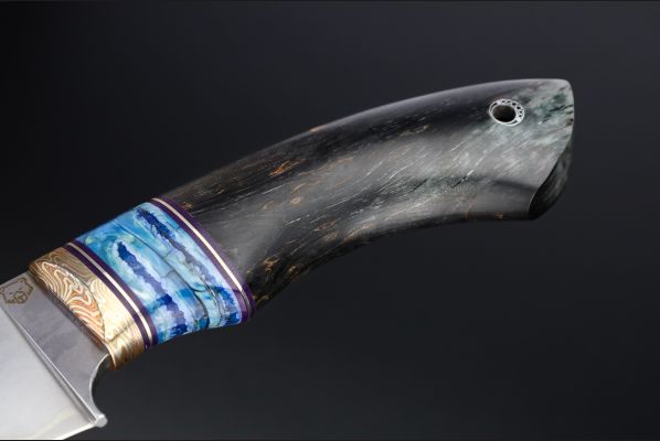 Нож Медведь <span>(S390 обкладки нержавеющий дамаск, гарда макуме-гане, стабилизированная карельская береза, вставка стабилизированный зуб мамонта мозаичный пин под темляк)</span>