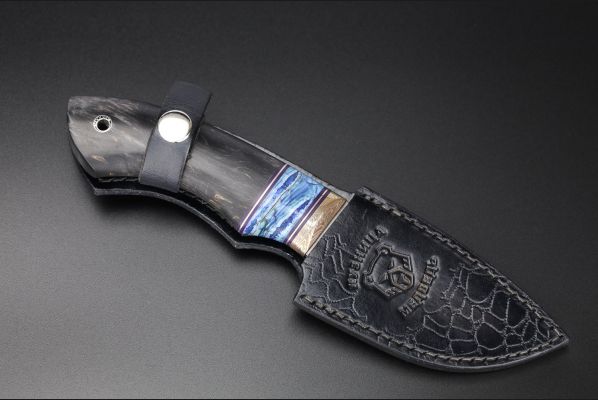 Нож Медведь <span>(S390 обкладки нержавеющий дамаск, гарда макуме-гане, стабилизированная карельская береза, вставка стабилизированный зуб мамонта мозаичный пин под темляк)</span>