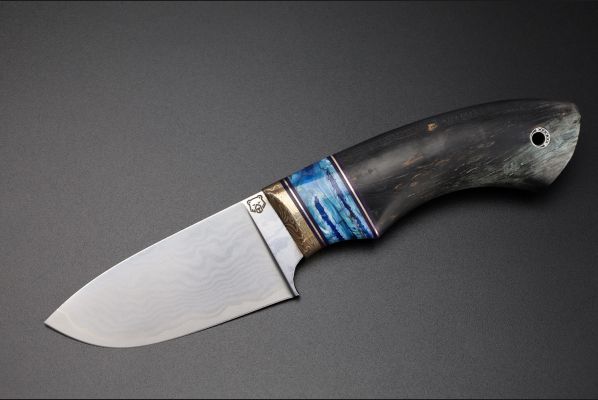 Нож Медведь <span>(S390 обкладки нержавеющий дамаск, гарда макуме-гане, стабилизированная карельская береза, вставка стабилизированный зуб мамонта мозаичный пин под темляк)</span>