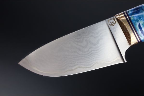 Нож Медведь <span>(S390 обкладки нержавеющий дамаск, гарда макуме-гане, стабилизированная карельская береза, вставка стабилизированный зуб мамонта мозаичный пин под темляк)</span>