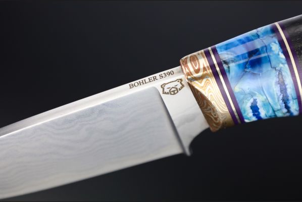 Нож Медведь <span>(S390 обкладки нержавеющий дамаск, гарда макуме-гане, стабилизированная карельская береза, вставка стабилизированный зуб мамонта мозаичный пин под темляк)</span>