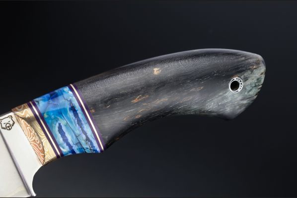 Нож Медведь <span>(S390 обкладки нержавеющий дамаск, гарда макуме-гане, стабилизированная карельская береза, вставка стабилизированный зуб мамонта мозаичный пин под темляк)</span>