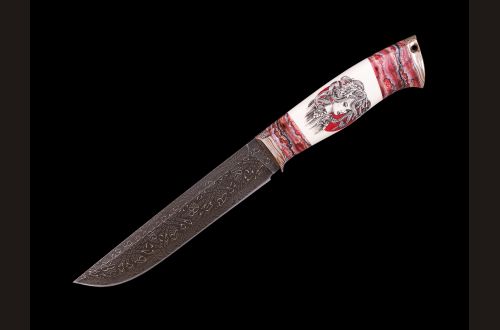 Авторский нож Горгона <span>(Мозаичный дамаск с никелем, в режущей кромке 20000 слоёв, стабилизированный зуб мамонта, навершие макуме-гане, элфорин художественное оформление рукояти - скримшоу в цвет)</span>