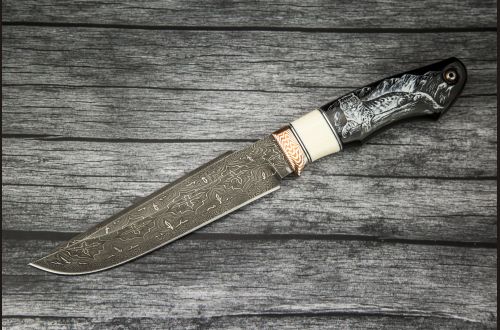 Авторский нож "Снежный барс" 2 <span>(Мозаичный дамаск с никелем, рог буйвола, макумэ-ганэ, художественное оформление рукояти с 2-х сторон - скримшоу)</span>