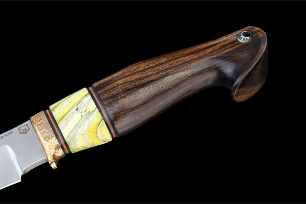 Нож Ворон <span>(M390, айронвуд, стабилизированный зуб мамонта, макумэ-ганэ, мозаичный темлячный пин)</span>