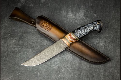Авторский нож "Гладиатор" <span>(Мозхаичный дамаск, рог буйвола, стабилизитрованный зуб мамонта, мозаичный пин под темляк, художественное оформление рукояти с 2-х сторон - скримшоу)</span> формованные ножны