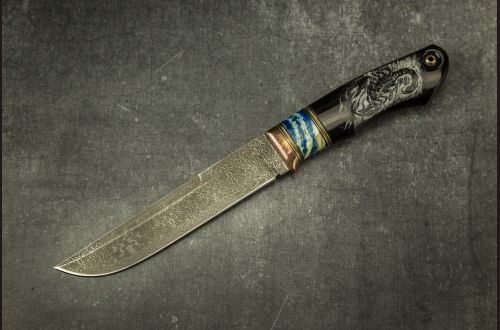 Авторский нож "Скорпион" <span>(Мозхаичный дамаск, рог буйвола, стабилизитрованный зуб мамонта, мозаичный пин под темляк, художественное оформление рукояти с 2-х сторон - скримшоу)</span> формованные ножны