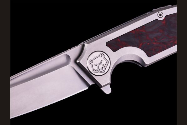 Складной нож "Баланс" <span>(М390, Титан, вставка красный хаотичный карбон, Замок "Frame-Lock")</span>