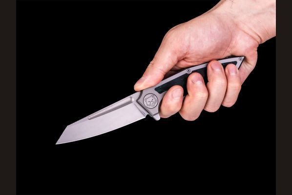 Складной нож "Баланс" <span>(М390, Титан, вставка зеленый хаотичный карбон, Замок "Frame-Lock")</span>