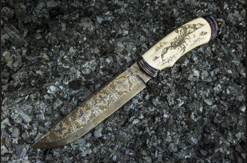 Авторский нож Скорпион <span>(мозаичный дамаск, в режущей кромке 20000 слоев, клык моржа, скримшоу, навершие мозаичный дамаск)</span> 