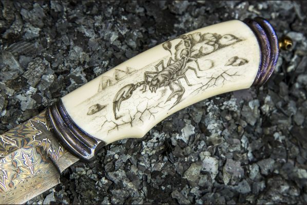 Авторский нож Скорпион <span>(мозаичный дамаск, в режущей кромке 20000 слоев, клык моржа, скримшоу, навершие мозаичный дамаск)</span> 