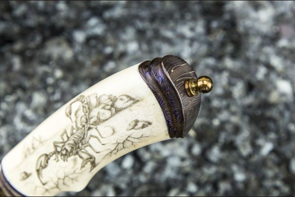 Авторский нож Скорпион <span>(мозаичный дамаск, в режущей кромке 20000 слоев, клык моржа, скримшоу, навершие мозаичный дамаск)</span> 