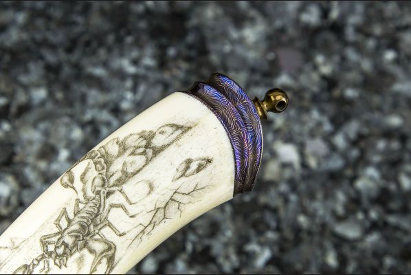 Авторский нож Скорпион <span>(мозаичный дамаск, в режущей кромке 20000 слоев, клык моржа, скримшоу, навершие мозаичный дамаск)</span> 