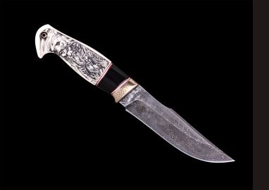 Авторский нож Берсерк <span><span>(Мозаичный дамаск с никелем, в режущей кромке 20000 слоёв, клык моржа, элфорин, вставка - рог буйвола, макумэ-ганэ)</span></span>