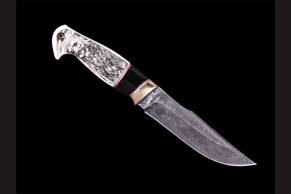 Авторский нож Берсерк <span>(Мозаичный дамаск с никелем, в режущей кромке 20000 слоёв, клык моржа, элфорин, вставка - рог буйвола, макумэ-ганэ)</span>