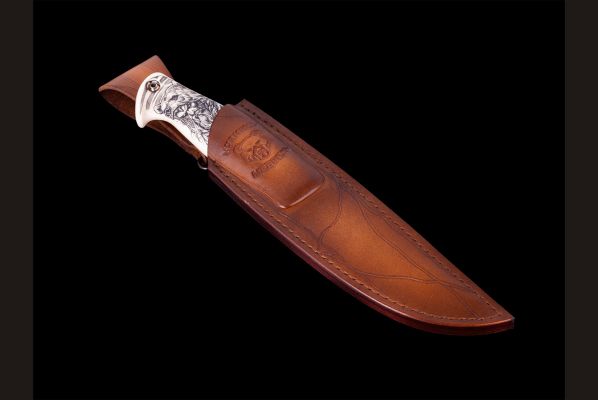 Авторский нож Берсерк <span>(Мозаичный дамаск с никелем, в режущей кромке 20000 слоёв, клык моржа, элфорин, вставка - рог буйвола, макумэ-ганэ)</span>