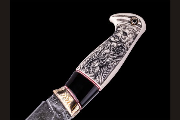 Авторский нож Берсерк <span>(Мозаичный дамаск с никелем, в режущей кромке 20000 слоёв, клык моржа, элфорин, вставка - рог буйвола, макумэ-ганэ)</span>
