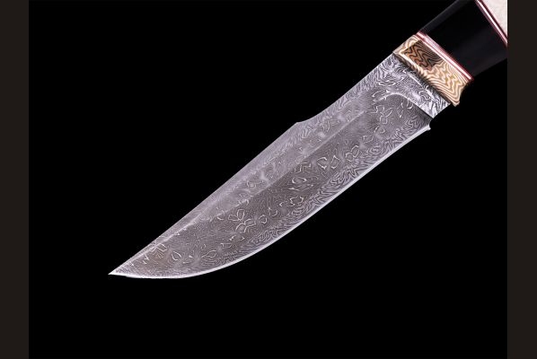 Авторский нож Берсерк <span>(Мозаичный дамаск с никелем, в режущей кромке 20000 слоёв, клык моржа, элфорин, вставка - рог буйвола, макумэ-ганэ)</span>