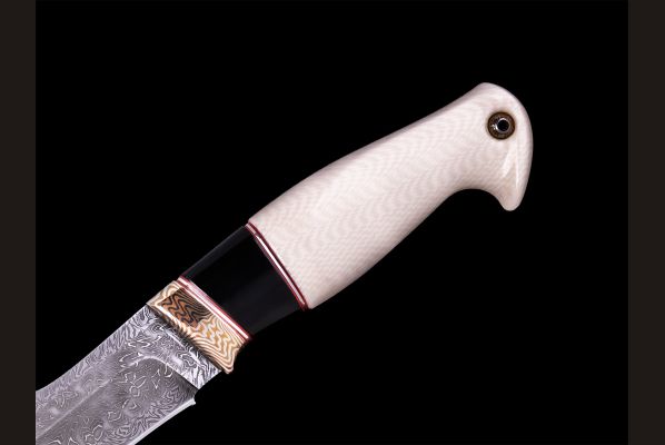 Авторский нож Берсерк <span>(Мозаичный дамаск с никелем, в режущей кромке 20000 слоёв, клык моржа, элфорин, вставка - рог буйвола, макумэ-ганэ)</span>