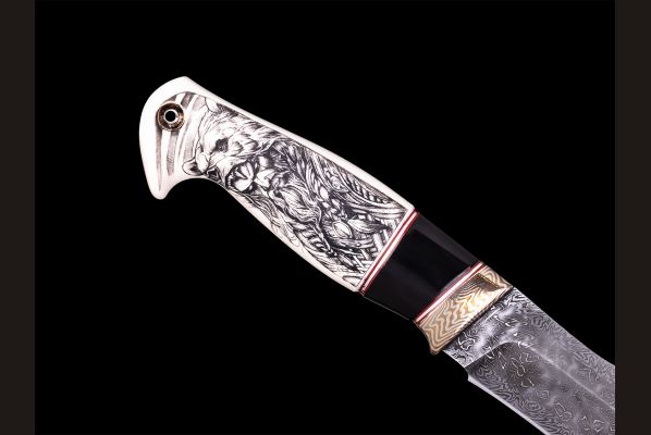 Авторский нож Берсерк <span>(Мозаичный дамаск с никелем, в режущей кромке 20000 слоёв, клык моржа, элфорин, вставка - рог буйвола, макумэ-ганэ)</span>
