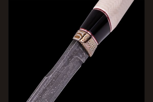 Авторский нож Берсерк <span>(Мозаичный дамаск с никелем, в режущей кромке 20000 слоёв, клык моржа, элфорин, вставка - рог буйвола, макумэ-ганэ)</span>
