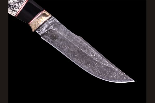 Авторский нож Берсерк <span>(Мозаичный дамаск с никелем, в режущей кромке 20000 слоёв, клык моржа, элфорин, вставка - рог буйвола, макумэ-ганэ)</span>
