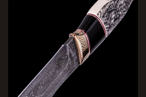 Авторский нож Берсерк <span>(Мозаичный дамаск с никелем, в режущей кромке 20000 слоёв, клык моржа, элфорин, вставка - рог буйвола, макумэ-ганэ)</span>