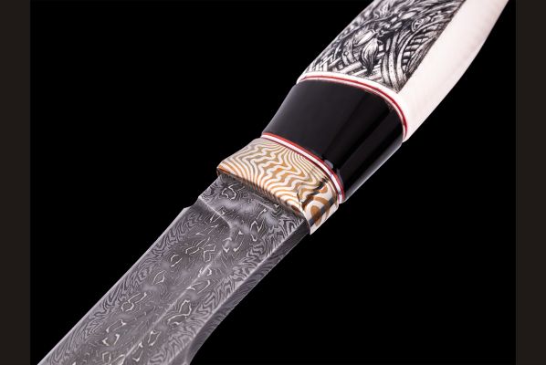 Авторский нож Берсерк <span>(Мозаичный дамаск с никелем, в режущей кромке 20000 слоёв, клык моржа, элфорин, вставка - рог буйвола, макумэ-ганэ)</span>