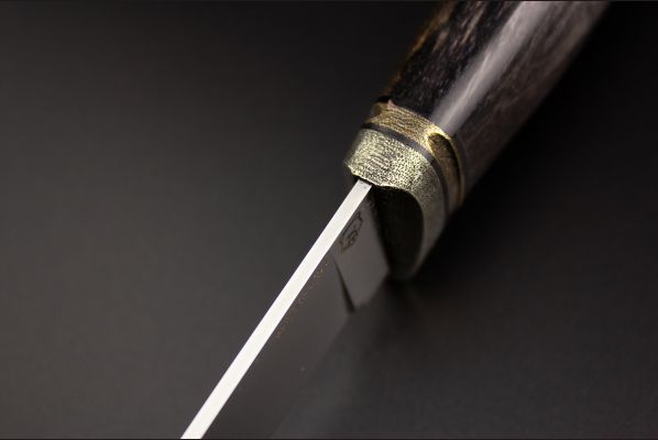 Нож Велес <span>(М390, стабилизированная карельская берёза, литьё из бронзы с эффектом патины, мозаичный пин под темляк, формованные ножны)</span>