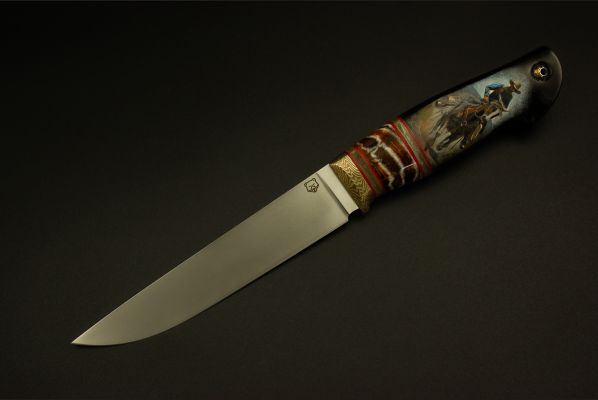 Авторский нож "Кольт" <span>(М398, рог буйвола, стабилизитрованный зуб мамонта, макуме-гане, мозаичный пин под темляк, художественное оформление рукояти с 2-х сторон - скримшоу)</span> формованные ножны