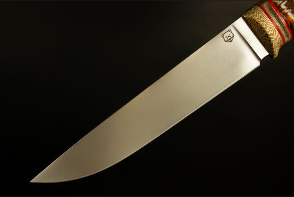 Авторский нож "Кольт" <span>(М398, рог буйвола, стабилизитрованный зуб мамонта, макуме-гане, мозаичный пин под темляк, художественное оформление рукояти с 2-х сторон - скримшоу)</span> формованные ножны