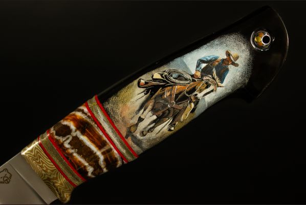 Авторский нож "Кольт" <span>(М398, рог буйвола, стабилизитрованный зуб мамонта, макуме-гане, мозаичный пин под темляк, художественное оформление рукояти с 2-х сторон - скримшоу)</span> формованные ножны