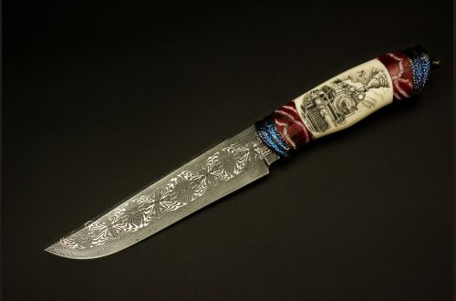 Авторский нож "Дикий Запад" <span>(Мозаичный дамаск, в режущей кромке 20000 слоёв, клык моржа, вставки стабилизированный зуб мамонта, мозаичный дамаск, художественное оформление рукояти - скримшоу)</span>