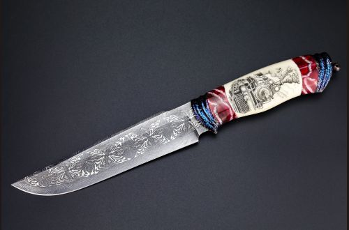 Авторский нож "Дикий Запад" <span>(Мозаичный дамаск, в режущей кромке 20000 слоёв, клык моржа, вставки стабилизированный зуб мамонта, мозаичный дамаск, художественное оформление рукояти - скримшоу)</span>