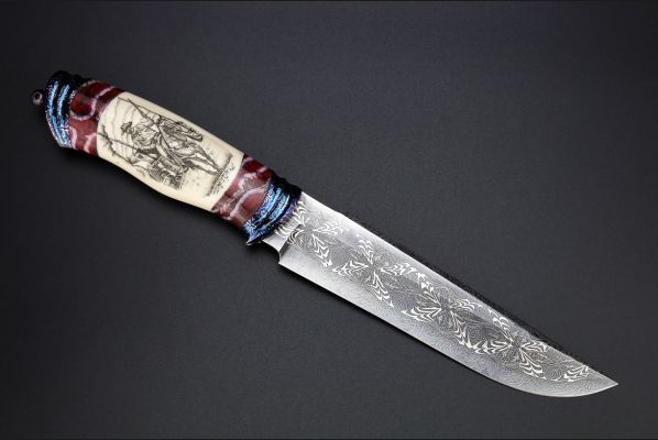 Авторский нож "Дикий Запад" <span>(Мозаичный дамаск, в режущей кромке 20000 слоёв, клык моржа, вставки стабилизированный зуб мамонта, мозаичный дамаск, художественное оформление рукояти - скримшоу)</span>