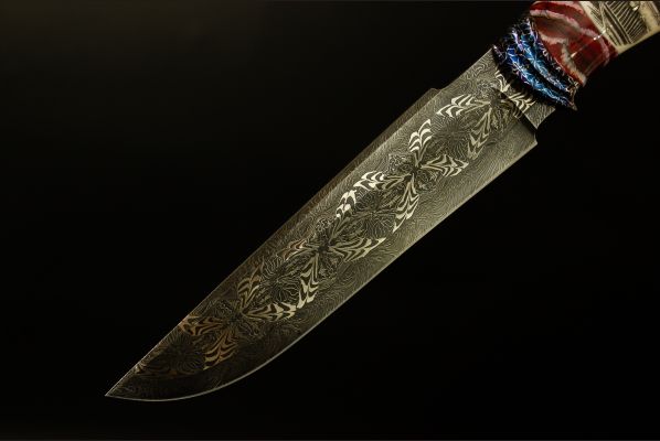 Авторский нож "Дикий Запад" <span>(Мозаичный дамаск, в режущей кромке 20000 слоёв, клык моржа, вставки стабилизированный зуб мамонта, мозаичный дамаск, художественное оформление рукояти - скримшоу)</span>