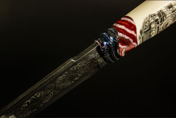 Авторский нож "Дикий Запад" <span>(Мозаичный дамаск, в режущей кромке 20000 слоёв, клык моржа, вставки стабилизированный зуб мамонта, мозаичный дамаск, художественное оформление рукояти - скримшоу)</span>